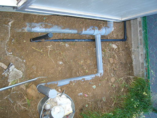 エコキュートの排水管と給水管 工事